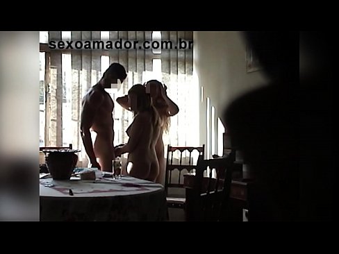 ❤️ Miqtë e seksit ftojnë një burrë gjigant dhe një treshe me të Seks në pornografi sq.sexflashgame.ru ️❤