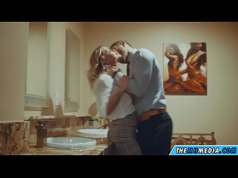 ❤️ Kur një bjonde me bukë ju josh në një banjë publike Seks në pornografi sq.sexflashgame.ru ️❤